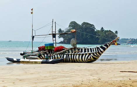斯里兰卡传统钓鱼双体船条纹斑马渔船在斯里兰卡海岸的长沙图片