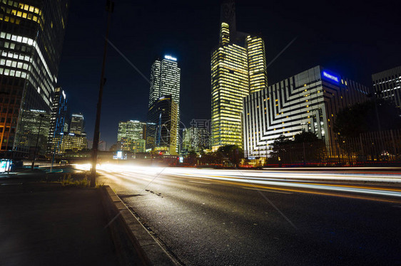 巴黎商业区LaDefense的摩天大楼欧洲夜间城市风景图片