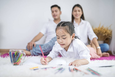 亚洲父亲和母亲在家里看女儿的书画颜色家庭孩子和快乐人概图片