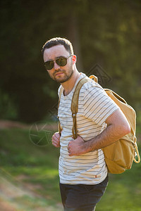 英俊的大胡子男人图片