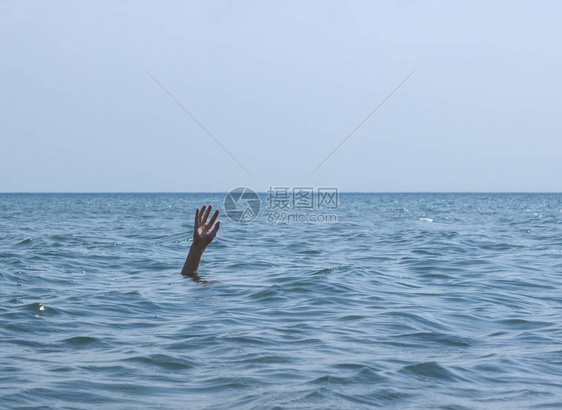 喝醉酒的人淹死在海水中图片