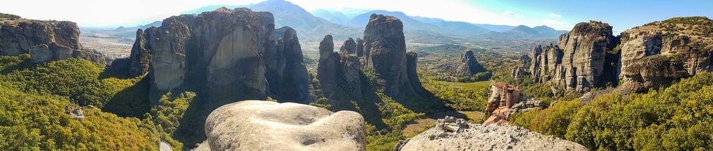 希腊Meteora岩石修道院建筑群的戏剧全景图片