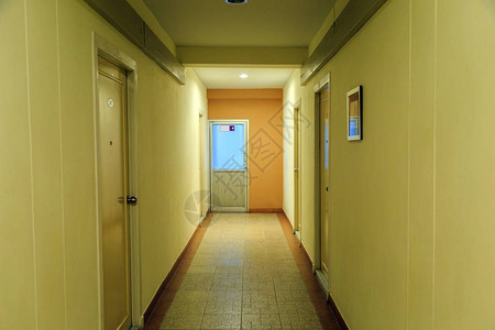 旅馆走廊到酒店的消防出口门图片