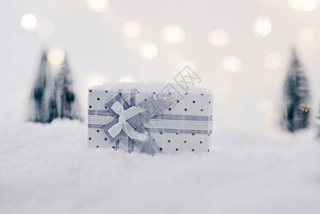 雪地里的圣诞礼物盒圣诞装饰图片