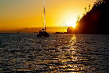 在澳洲的船上和日出在惠特孙岛的海中像天堂图片