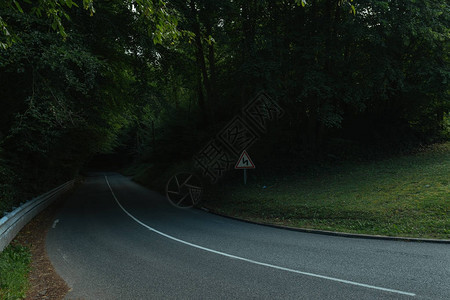 空荡的柏油弯路穿过法国诺曼底地区的绿色森林夏季自然乡村景观交通和图片
