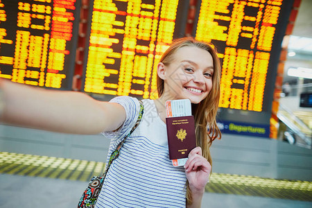 在国际机场的美丽年轻旅游女孩图片