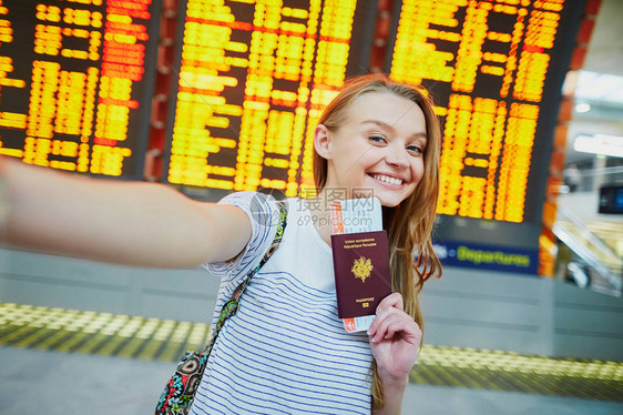 在国际机场的美丽年轻旅游女孩图片