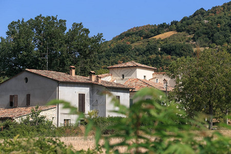 意大利山脚下的小村庄背景图片