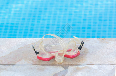 游泳池一侧的潜水层滑动设备图片