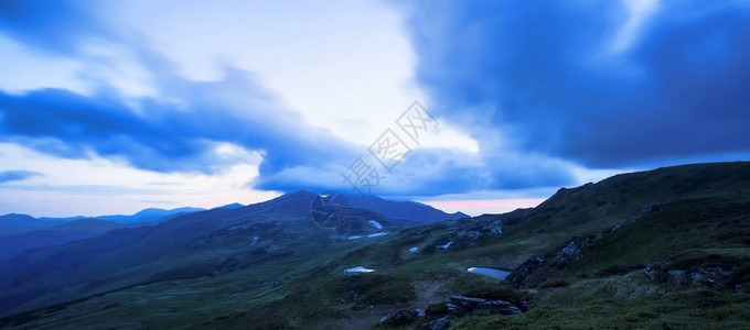 蓝色小时山景图片