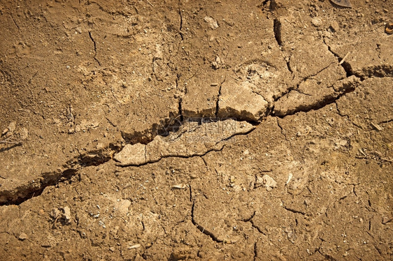 棕色泥土荒地的长大粗黑裂痕效应撞击救济灾难问题详细关闭宏观视图图片