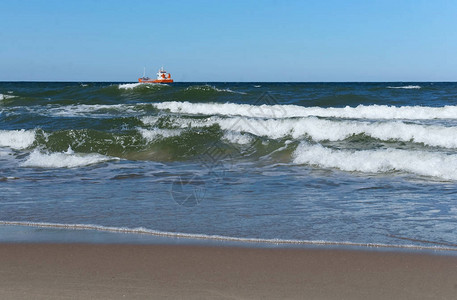 海浪海上的一艘船图片