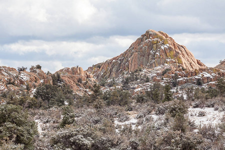 风景花岗岩板上的一整块新鲜的雪毯Prescotta图片