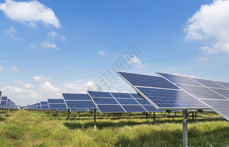 太阳发电厂的多晶硅太阳能电池阵列向上向上吸收来自太阳的阳光利用光能产生电能替代来自太阳的可再生能源图片