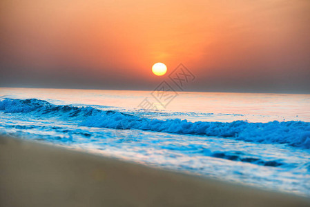 他海滩上日落海岸线漫长阳图片