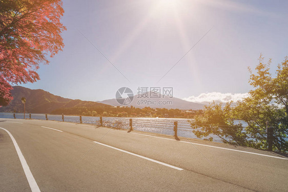 美丽的秋天路风景与湖和山风景背旅行交通公路旅行图片