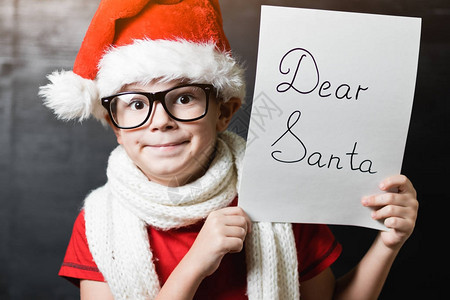 戴着圣诞老人帽子和眼镜的小男孩图片