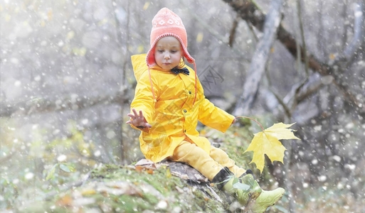 蹒跚学步的孩子们在秋天的公园里散步秋林初霜雪孩子们在公园背景图片