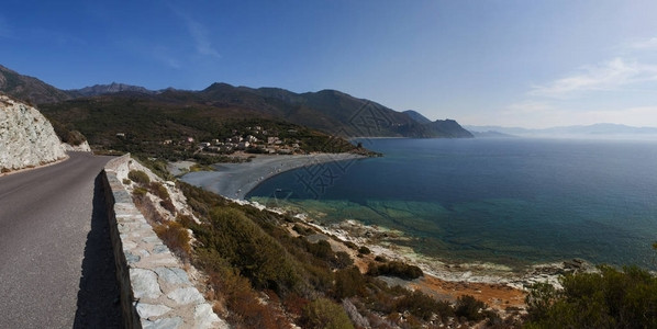 科西嘉角西海岸的蜿蜒道路图片