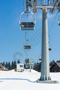 滑雪胜地的滑雪电梯所有年龄的图片