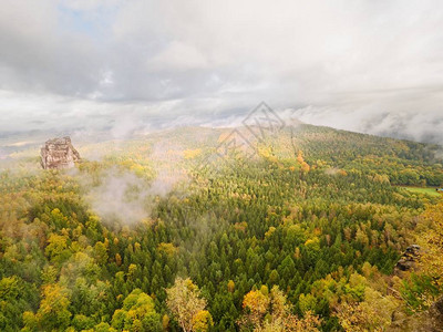 秋季自然寒冷潮湿的早晨隐藏在浓雾中的森林山丘的轮廓对丘陵边和山峰背景图片