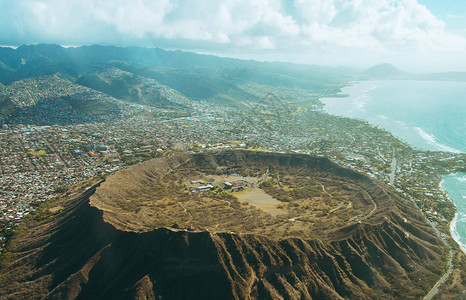 夏威夷岛上的空中景色绝对惊人上面有钻石头洞和火图片