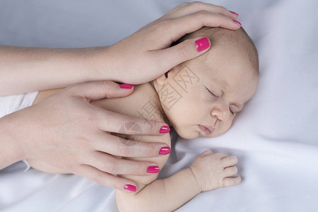 刚出生的婴儿和母亲的手关闭图片