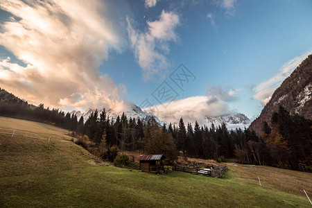 山谷中的一座高山小屋在多图片