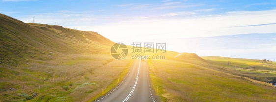 穿越冰岛的高速公路在蓝色夏日天空下长宽的横图片