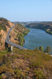 位于葡萄牙和西班牙边界的下瓜迪亚纳国际大桥图片