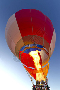 一个热气球燃烧器它燃烧器的全电源开始进入清晨晴蓝的天空图片