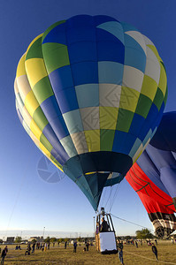 a清晨亮色多彩的升降机作为热气图片