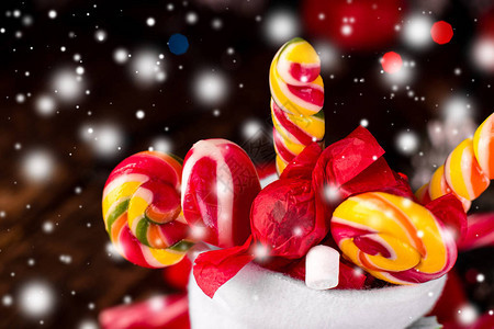 圣诞袜子装满糖果和糖果图片