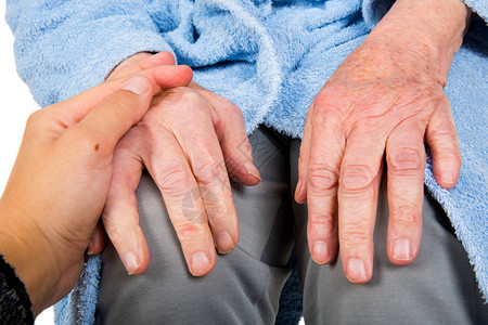 护理人员在家抚摸老年患者的手图片
