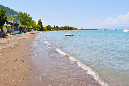 蓝天白玉希腊爱琴海岸的沙滩Kamena背景