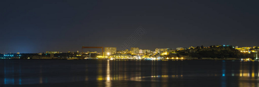 葡萄牙生锈的老造船厂在晚上图片