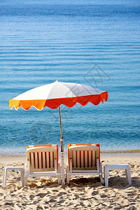 沙滩伞和躺椅图片