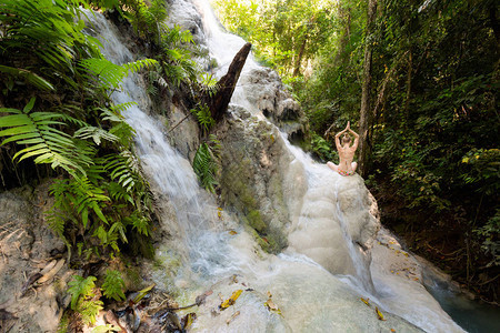由泰国北部清迈附近美丽的粘水瀑布的热带瑜伽课图片