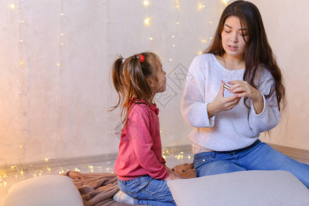 漂亮的女孩和小女孩的姐照顾妹图片