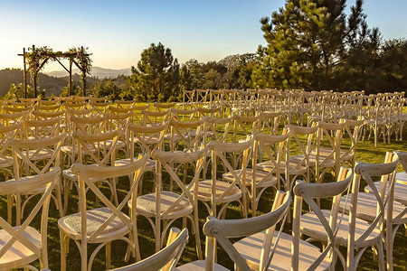 在南加州举行户外婚礼的极好的座位安排图片
