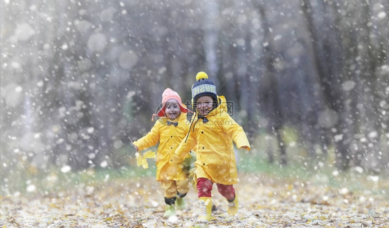 蹒跚学步的孩子们在秋天的公园里散步秋林初霜雪孩子们在公园图片