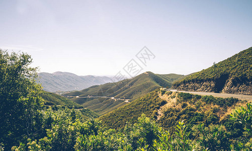 前往优胜美地公园蜿蜒的道路图片