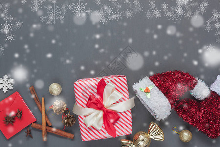 圣诞快乐概念MerryChristmasHappynewyear的创意设计系列图在主办公桌现代生锈灰色木制质背景图片