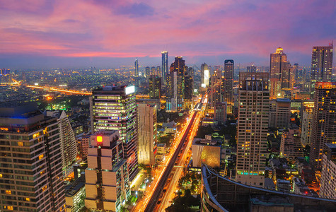 位于泰国曼谷知名商业中心Sathorn街旁的城市建筑空中景象图片