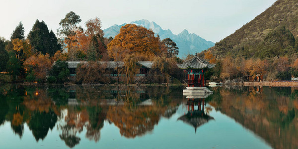 云南丽江的黑龙池背景图片