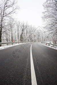 在寒冷的冬天的雪路图片