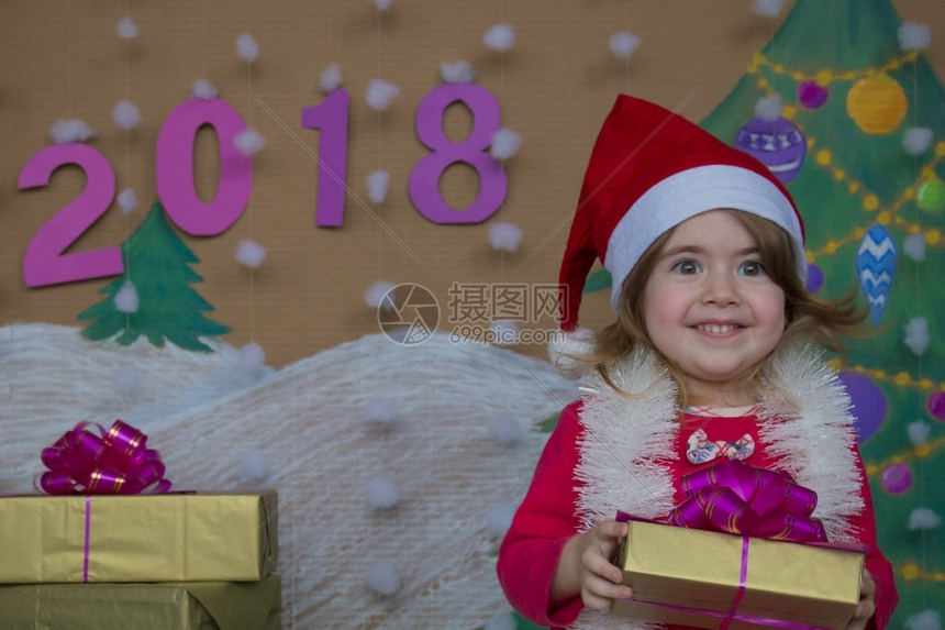 新年2018年快乐带着礼物的小可爱女孩圣诞树和图片