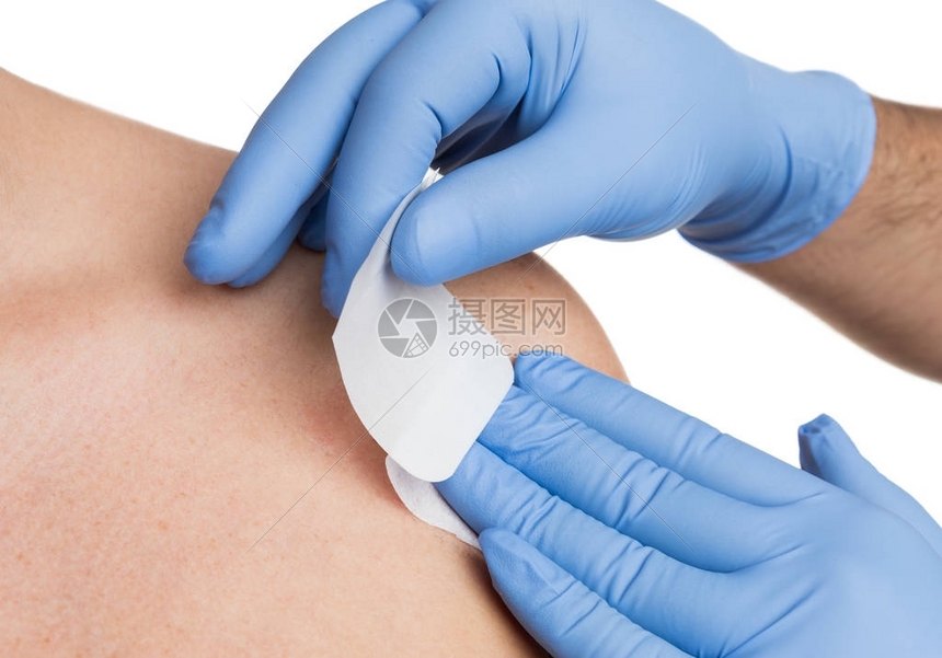 护士用手补针将内皮移植手术切开作为上图片