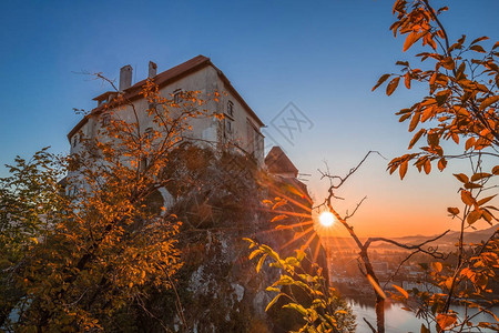 在Bled城堡的美丽的日出图片